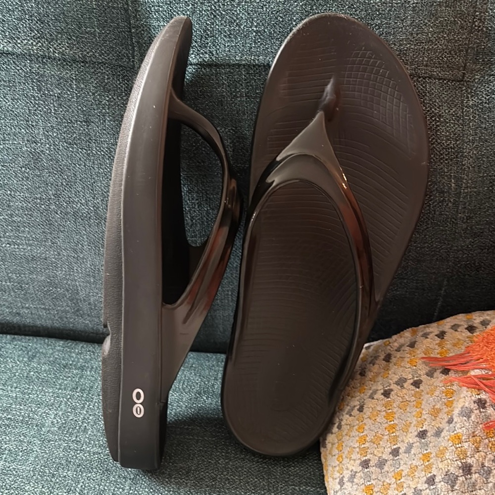 OOFOS Black Flip Flops
